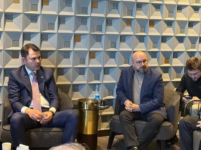 Bakan Murat Kurum ile ahaber.com.tr Genel Yayın Yönetmeni Tutkun Akbaş (Foto: ahaber.com.tr)