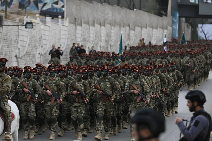 Suriye'de 61 yıllık Baas rejiminin devrilmesinin birinci yıl dönümü ülke genelinde kutlanıyor. Kutlamalar kapsamında Deyrizor kentinde askeri geçit töreni düzenlendi. (AA)