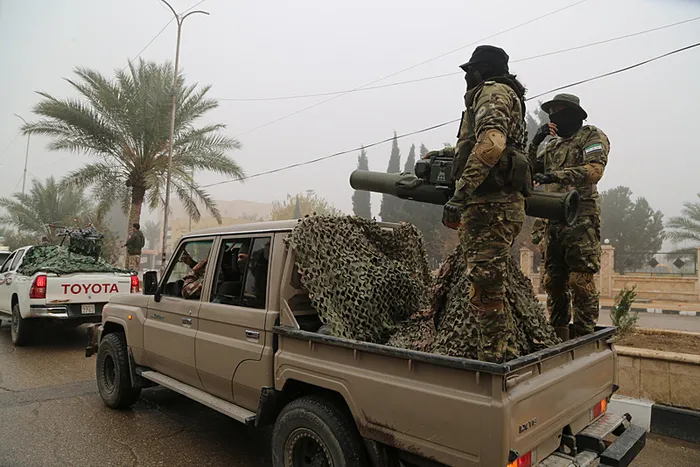 Suriye'de 61 yıllık Baas rejiminin devrilmesinin birinci yıl dönümü ülke genelinde kutlanıyor. Kutlamalar kapsamında Deyrizor kentinde askeri geçit töreni düzenlendi. (AA)