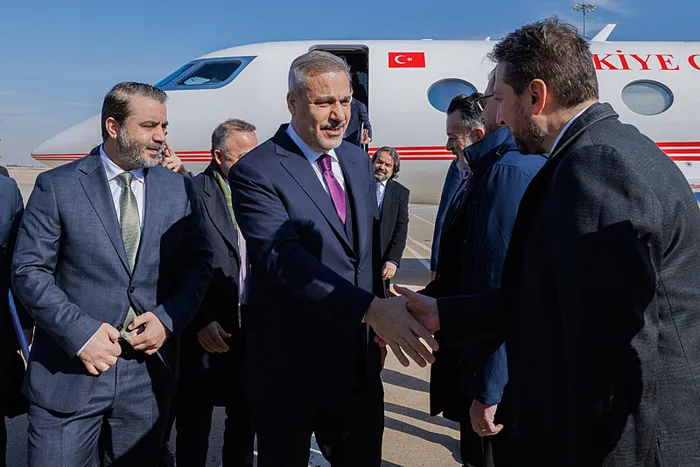 Dışişleri Bakanı Hakan Fidan (sol 2), gerçekleştirdiği Suriye ziyareti kapsamında, Suriye Arap Cumhuriyeti Dışişleri Bakanı Esad Hasan Şeybani (solda), Savunma Bakanı Murhef Ebu Kasra ve Genel İstihbarat Başkanı Hüseyin Seleme tarafından Şam Uluslararası Havalimanı'nda karşılandı. (AA)