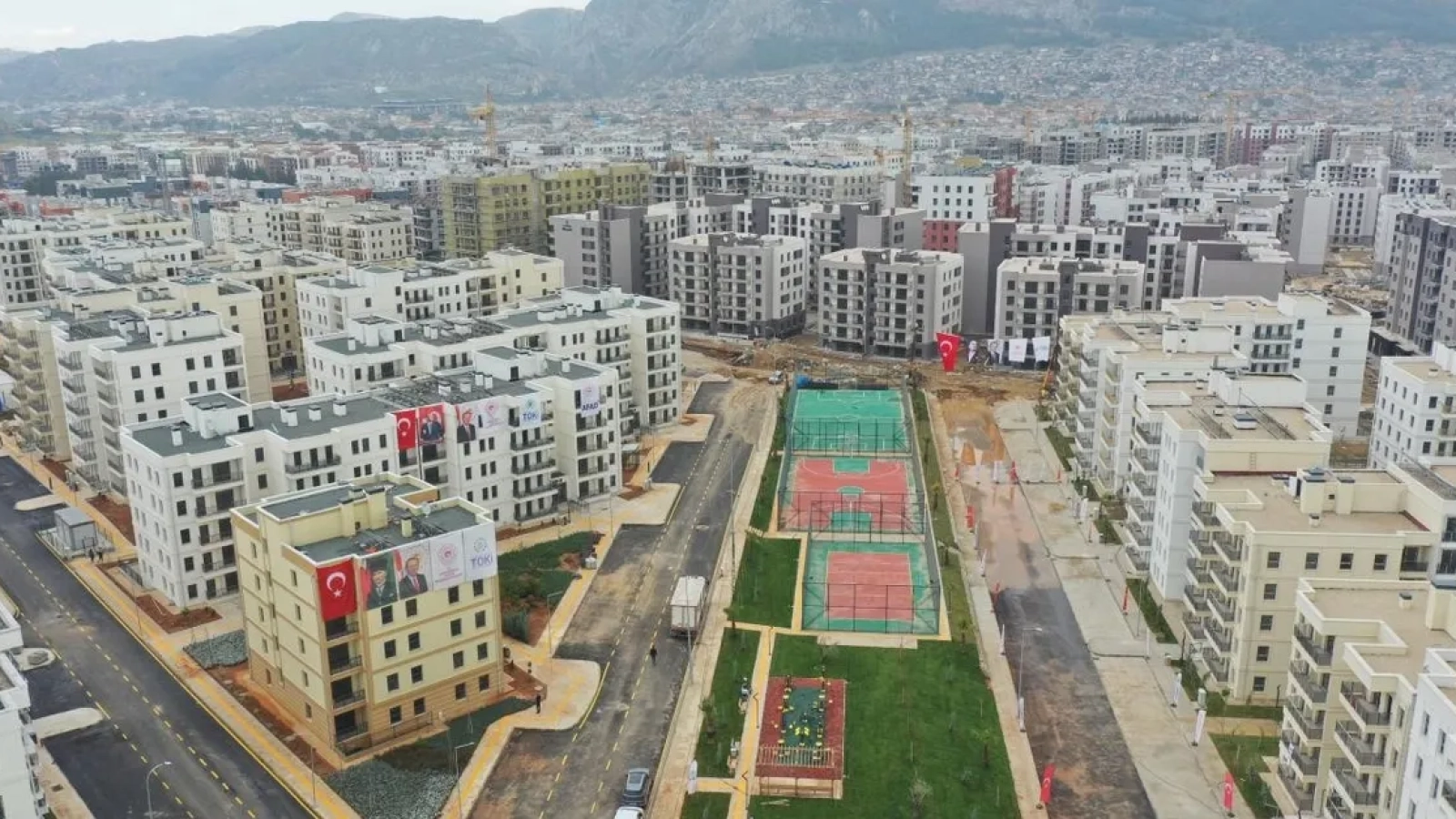 1200x627-deprem-bolgesinde-tarih-yazildi-devlet-yapti-455-bin-konut-tamam-1766811525106