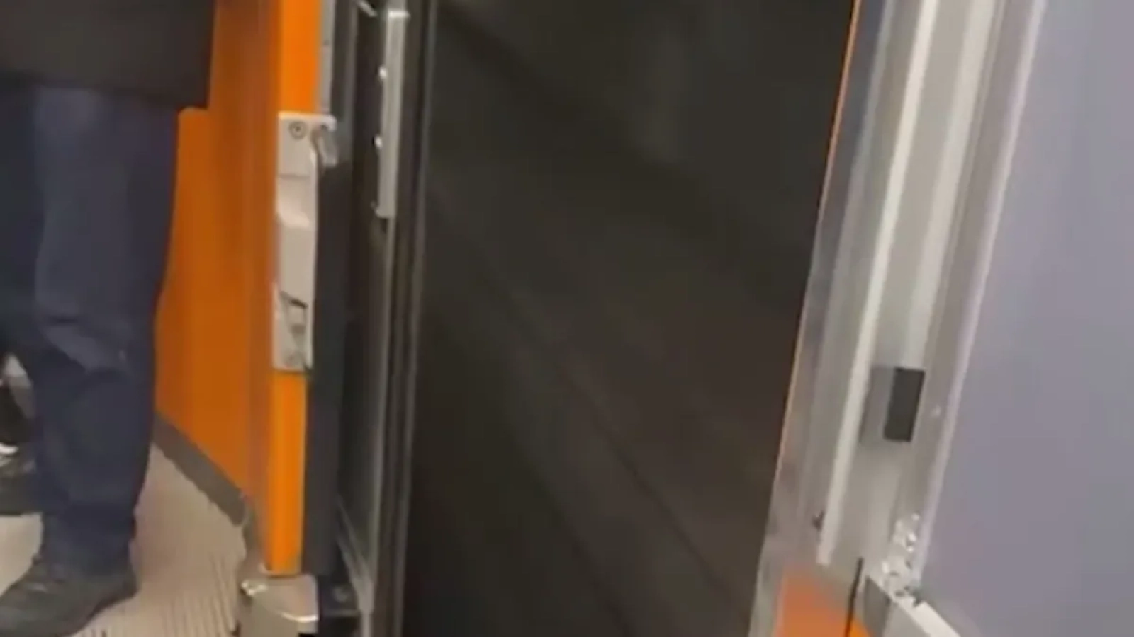 1200x675-bagcilarda-tehlikeli-yolculuk-metro-kapisi-acik-sekilde-ilerledi-1767134162943