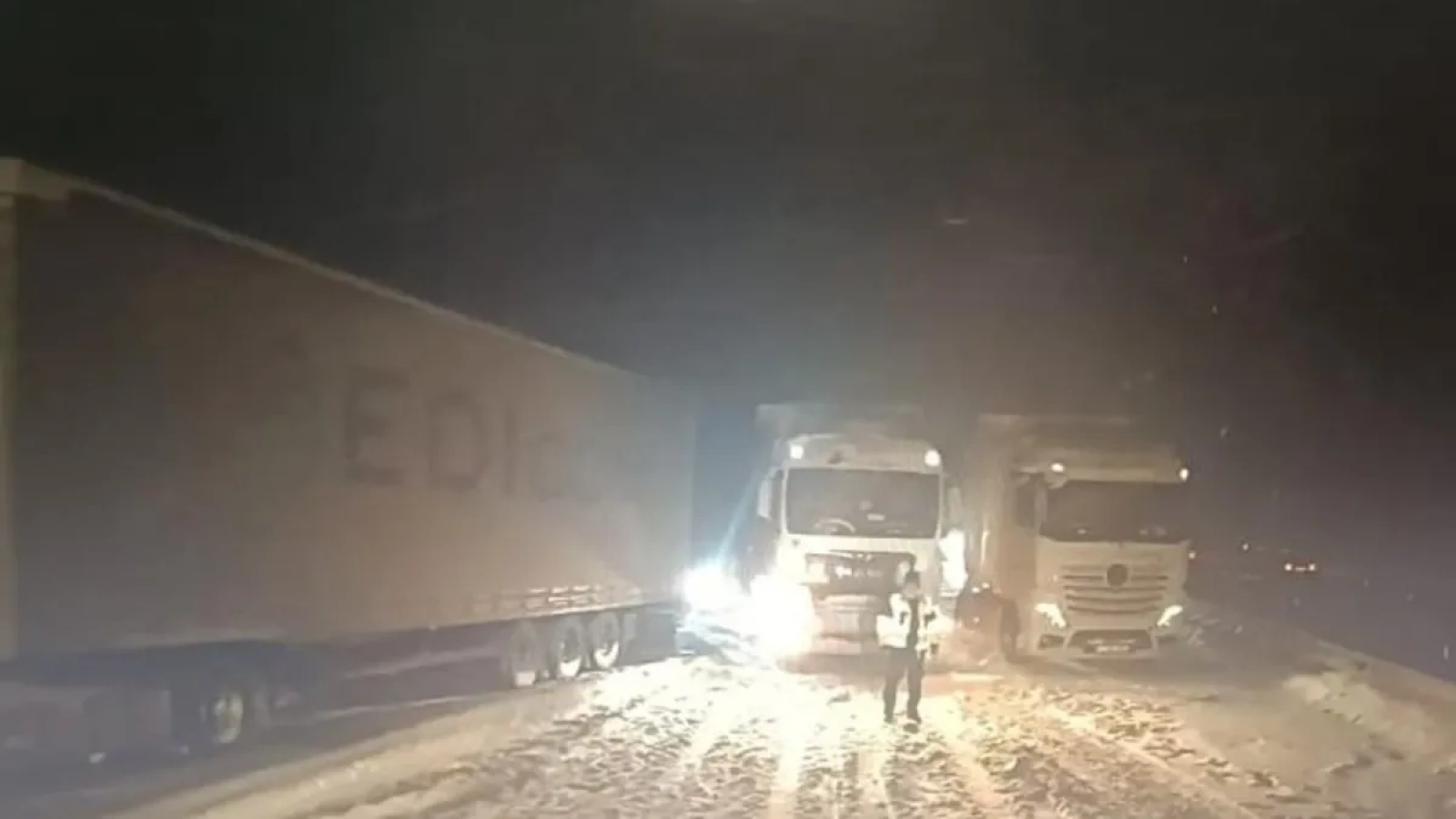 1200x675-bolu-gecisinde-kar-yagisi-hayati-felc-etti-3-tir-yolu-kapatti-1766973133908