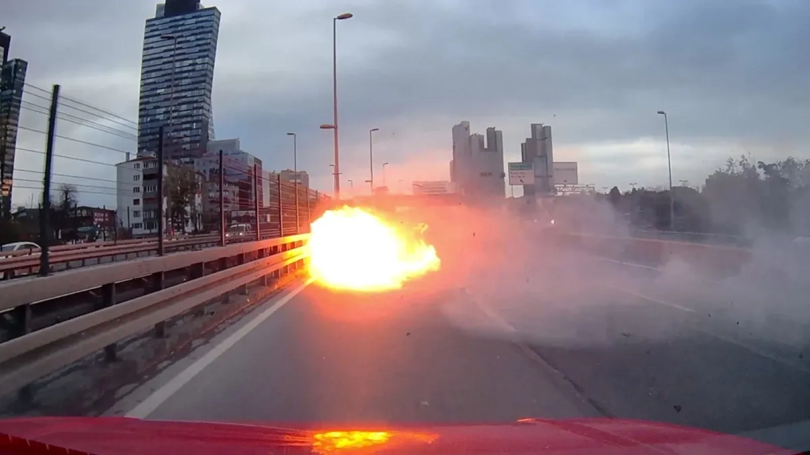 1200x675-d-100de-facianin-esiginden-donuldu-makas-atan-otomobil-alev-aldi-1766934788459