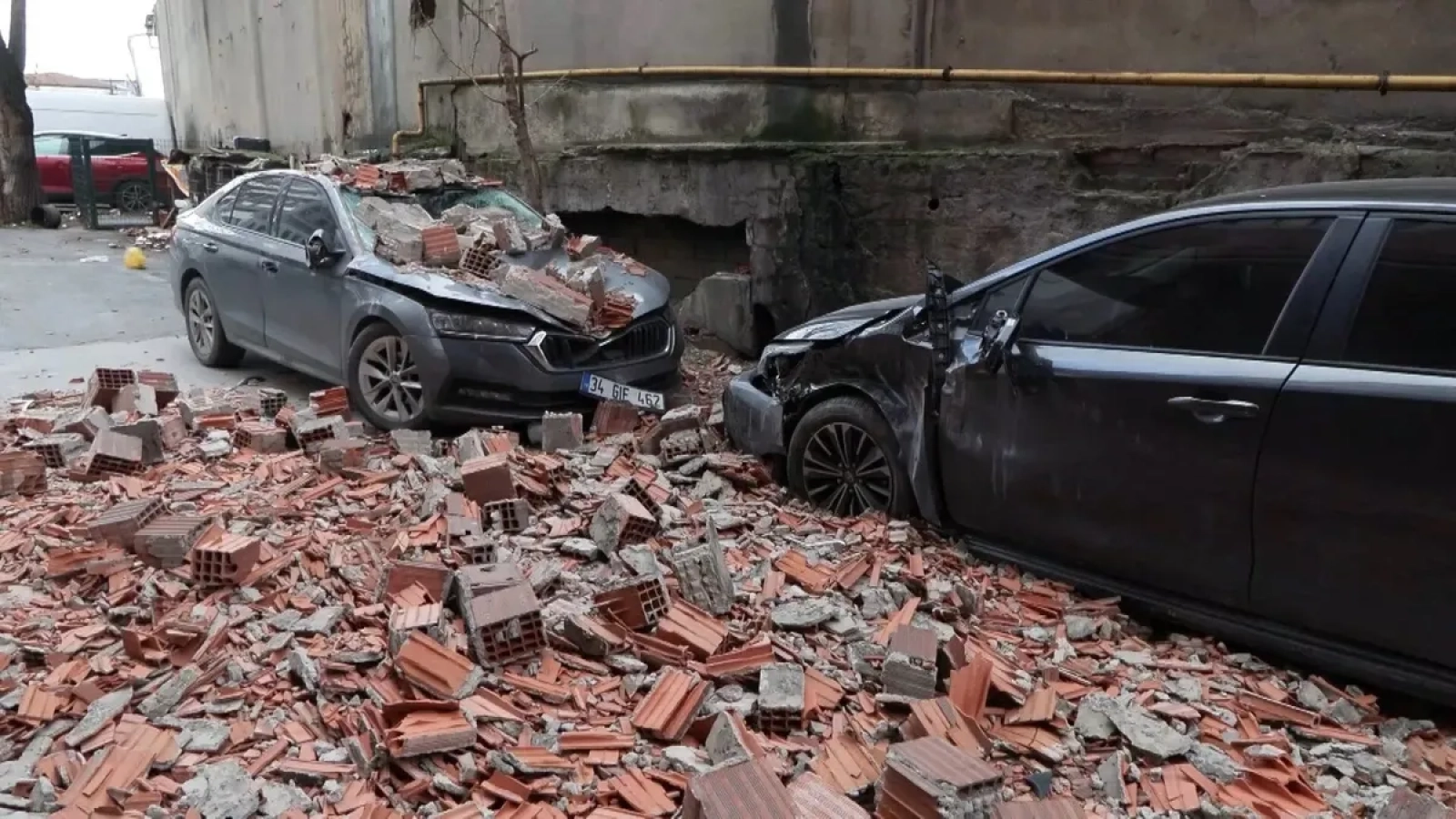 1200x675-eyupsultanda-korku-dolu-anlar-duvar-firtinanin-etkisiyle-coktu-1767165290434