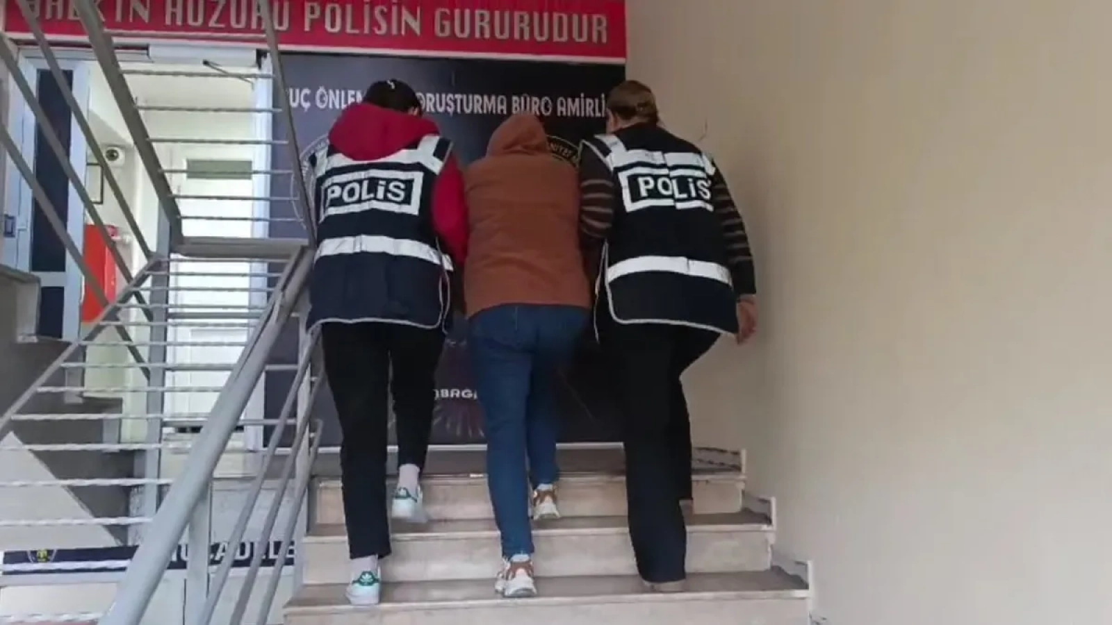 1200x675-izmirde-61-yil-hapis-cezasi-bulunan-suc-makinesi-yakalandi-1766921262063