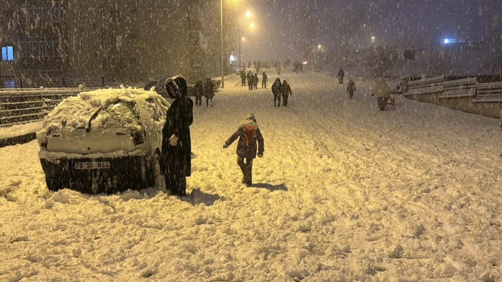 1200x675-karabukte-vatandaslar-sokaga-dokuldu-kar-cilesi-ve-eglence-bir-arada-1766960085951