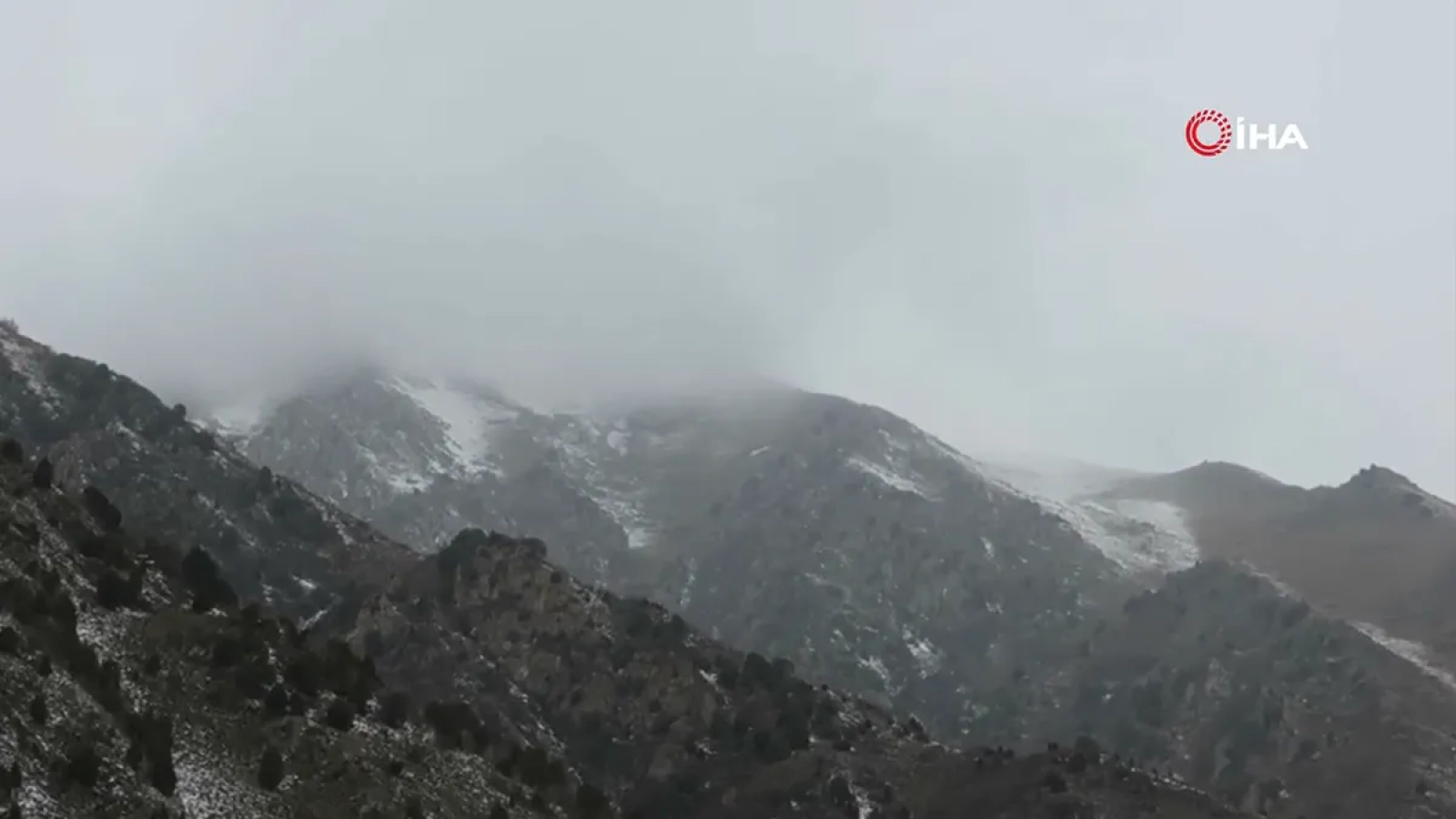 1200x675-karli-yolda-kontrolden-cikan-otomobilin-kaza-ani-kamerada-1766920487667