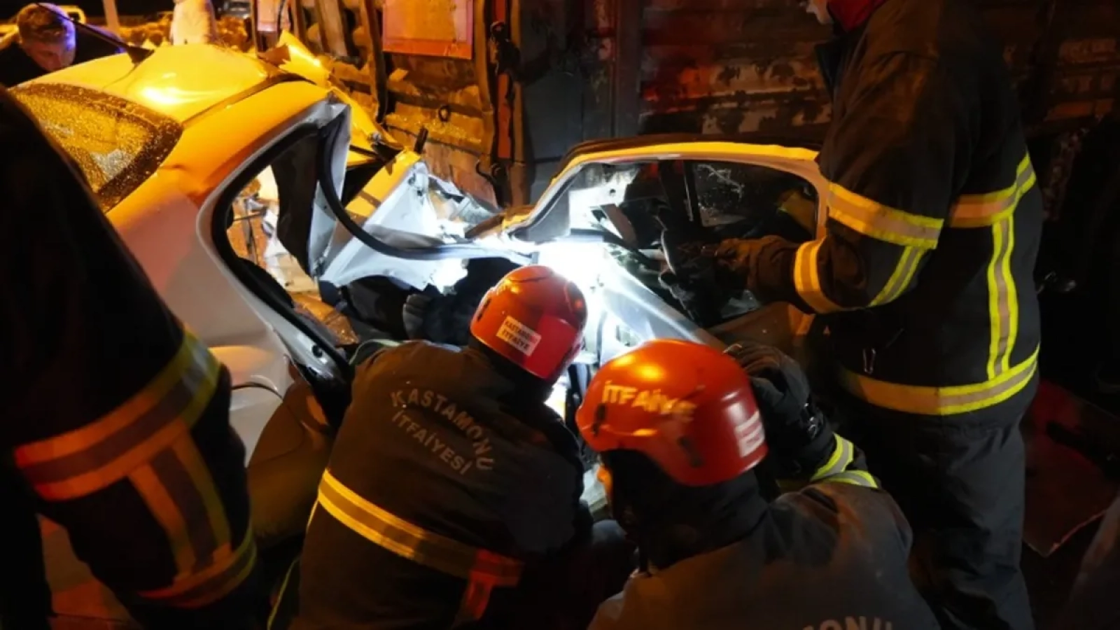 1200x675-kastamonuda-feci-kaza-tirin-altina-giren-otomobilde-can-pazari-1766872028464