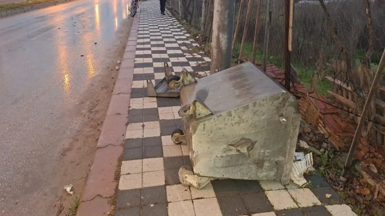 1200x675-kutahyada-feci-kaza-motosiklet-cop-konteynerine-carpti-1-olu-1-yarali-1766944482100