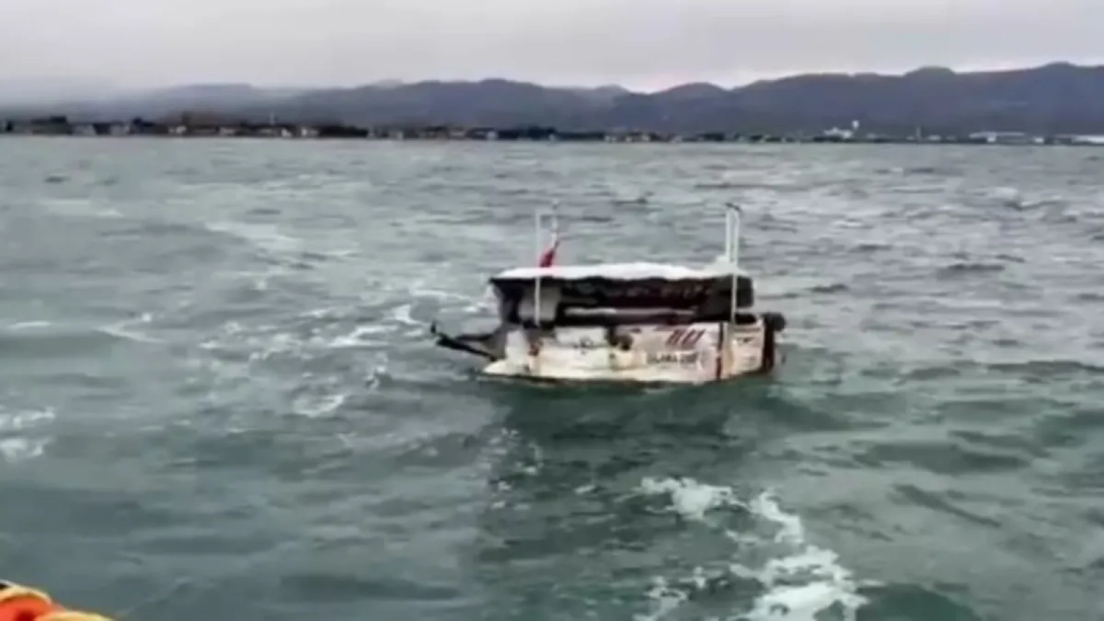 1200x675-samsunda-denizde-suruklenen-tekne-kurtarildi-1766935350573