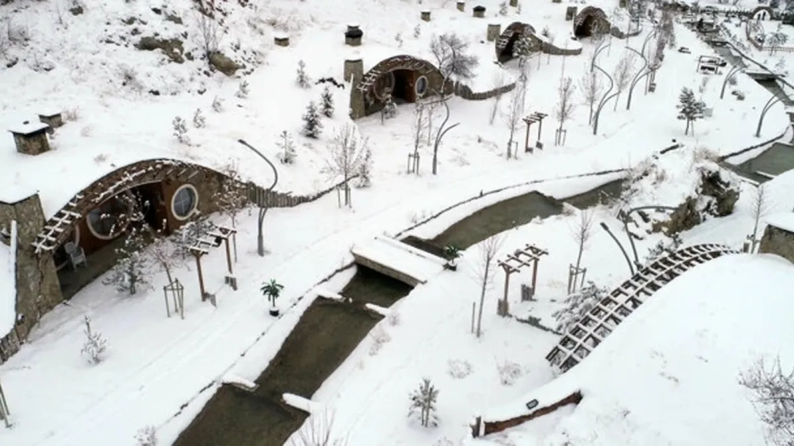 1200x675-sivasin-hobbit-evlerinde-kis-manzarasi-1766921209001