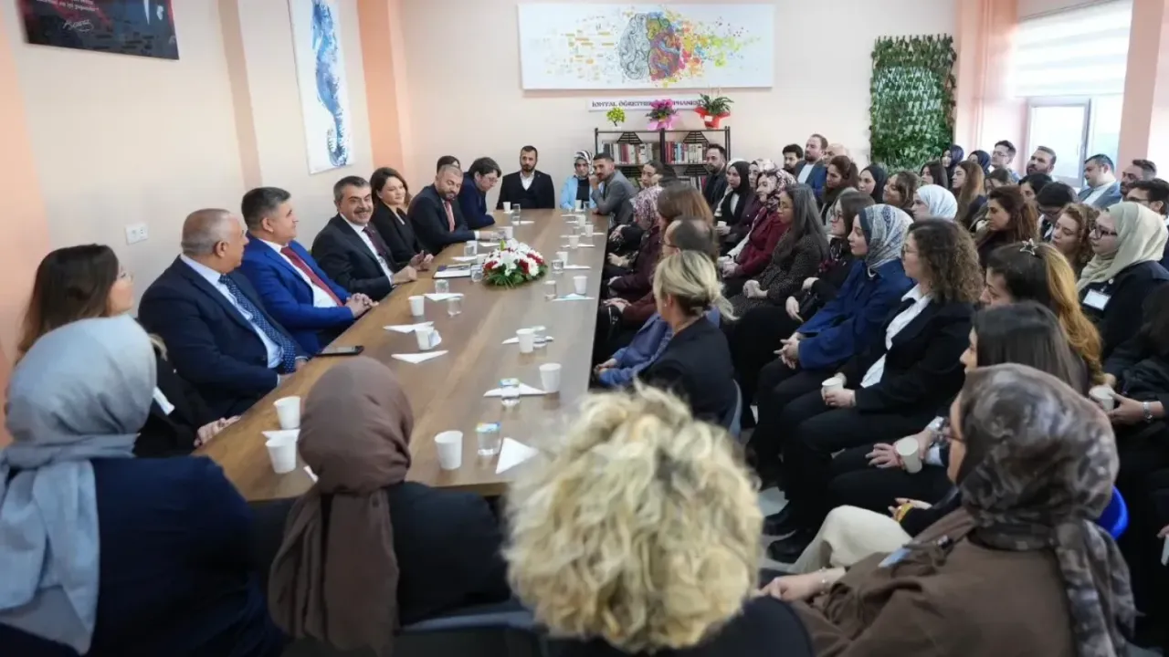 26143043-manset2026-yili-oyretmenlyk-mesleyy-karyyer-basamaklari-kilavuzu-yayimlandi-1766778859-1 2026 Yılı Öğretmenlik Mesleği Kariyer Basamakları Kılavuzu Yayımlandı