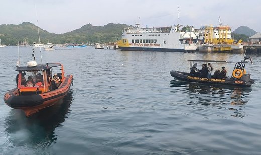 Four Spaniards missing after vessel sinks off Indonesian island