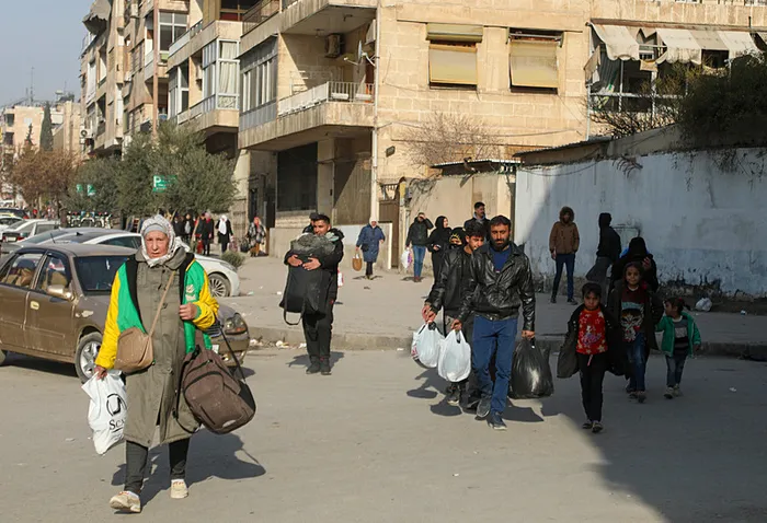 Suriye Acil Durum ve Afet Yönetimi Bakanlığına bağlı sivil savunma ekipleri, Halep'in çeşitli mahallelerinde evlerinde mahsur kalan aileleri barınma merkezine yerleştirmek üzere tahliye etti. (AA)