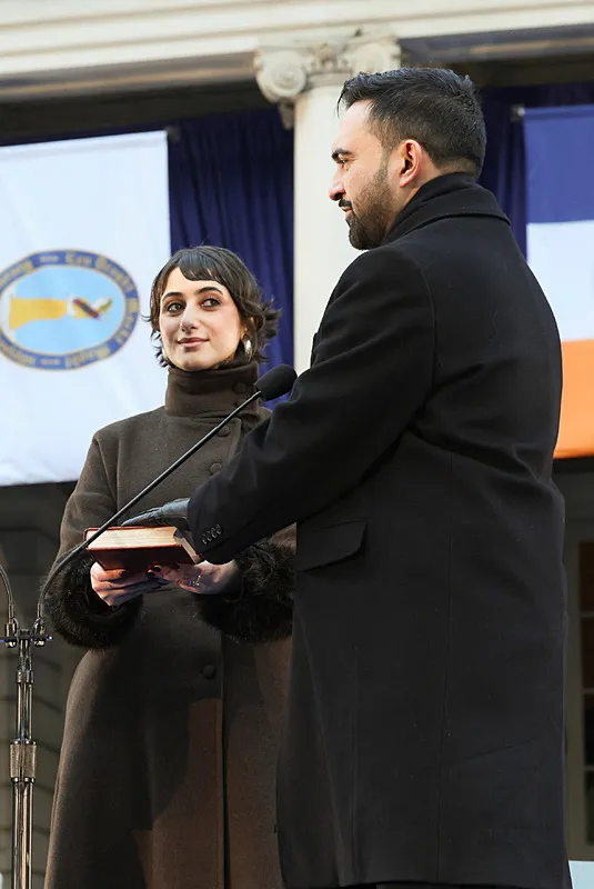 New York'un ilk Müslüman Belediye Başkanı Zohran Mamdani Kur'an-ı Kerim'e yemin ederek göreve başladı (REUTERS)