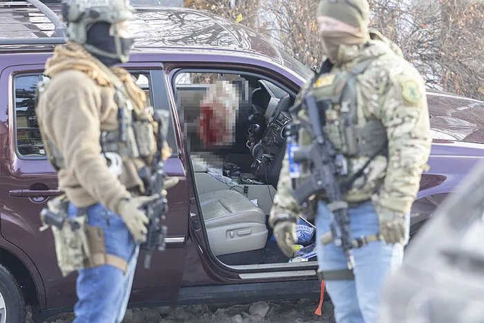 ABD'nin Minnesota eyaletindeki Minneapolis kentinde, Göçmenlik ve Gümrük Muhafaza (ICE) polisleri, göçmenlere yönelik operasyonları sırasında ABD vatandaşı bir kadını aracında silahla vurarak öldürdü. (AA)