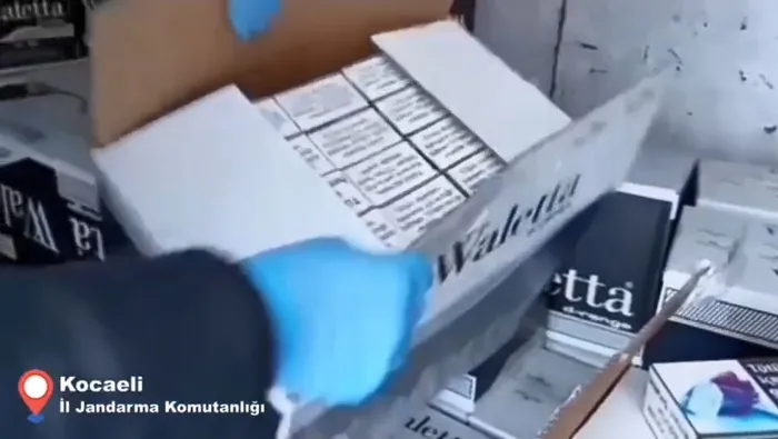 Operasyonda yakalanan makaron ve kaçak tütün /Foto: DHA)