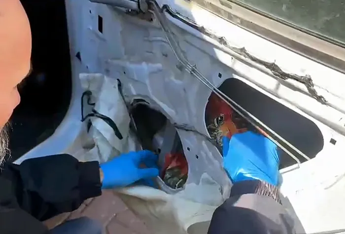 Baba ziyareti masalı! Bagajdan 66 bin hap fışkırdı