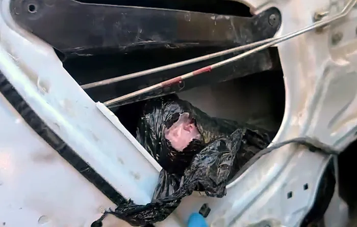 Baba ziyareti masalı! Bagajdan 66 bin hap fışkırdı