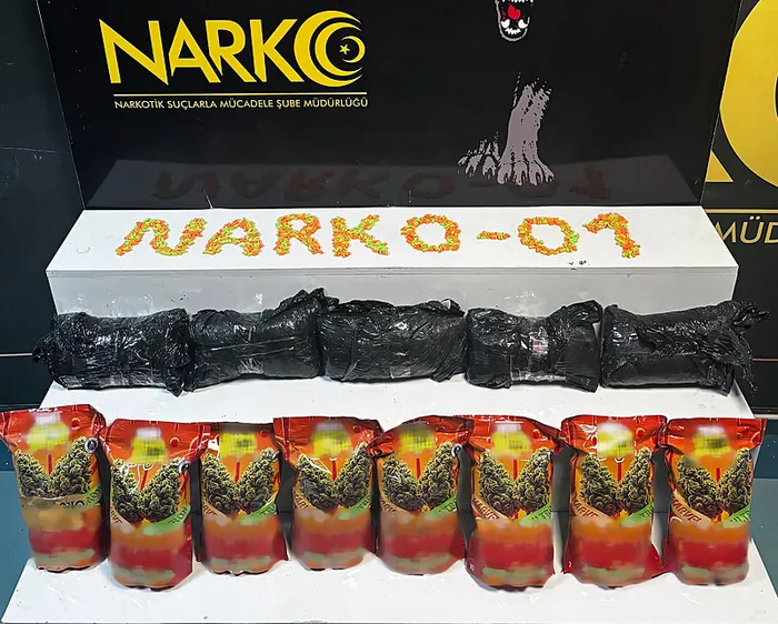 Baba ziyareti masalı! Bagajdan 66 bin hap fışkırdı