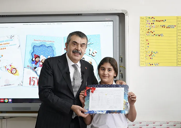 0x0-bakan-yusuf-tekinden-chpnin-karnelerden-ataturk-fotografi-kaldirildi-iddialasi-yalanladi-1768558280898 Bakan Yusuf Tekin CHP’nin ’Karnelerden Atatürk fotoğrafı kaldırıldı’ iddialası yalanladı