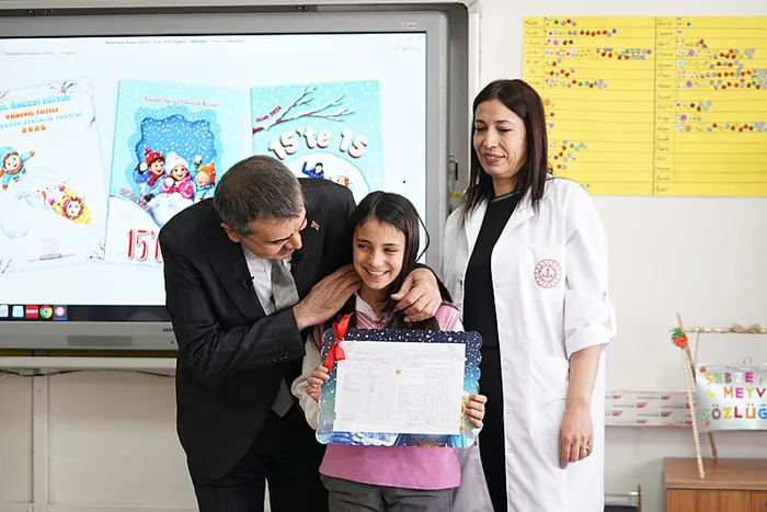 0x0-bakan-yusuf-tekinden-chpnin-karnelerden-ataturk-fotografi-kaldirildi-iddialasi-yalanladi-1768558283545 Bakan Yusuf Tekin CHP’nin ’Karnelerden Atatürk fotoğrafı kaldırıldı’ iddialası yalanladı