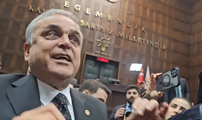 AK Parti’ye 3 milletvekili katıldı!  Rozetlerini Başkan Erdoğan taktı