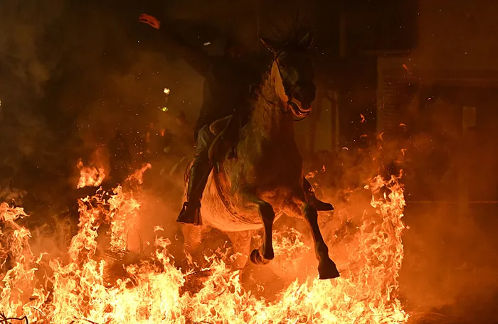 Gelenek mi eziyet mi? Gecenin karanlığını yaran alevler ve atlar