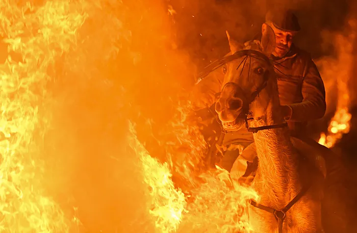 Gelenek mi eziyet mi? Gecenin karanlığını yaran alevler ve atlar