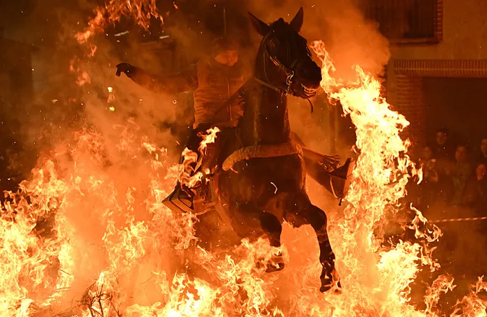 Gelenek mi eziyet mi? Gecenin karanlığını yaran alevler ve atlar