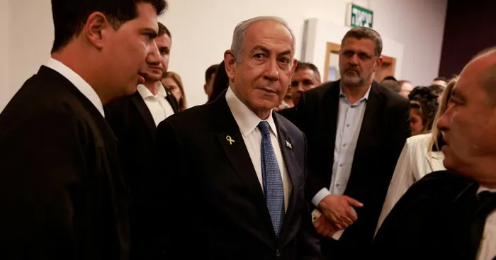 Orta Doğu'da binlerce masumu katleden İsrail Başbakanı Binyamin Netanyahu, yolsuzluk davası nedeniyle sanık olarak mahkemede (REUTERS)