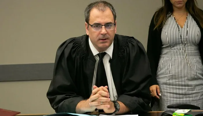 Katil Netanyahu'nun yolsuzluk davasındakı kilit davalardan biri olan ve 3000 numaralı dava olarak da bilinen Tzachi Livni davasından sorumlu hakım Beni Sagi, trafik kazasında hayatını kaybetti (The Times of Israel)