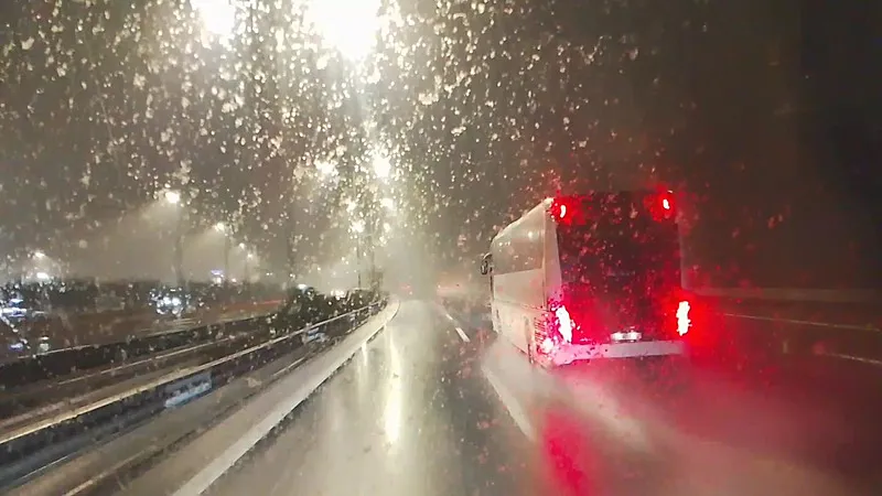 SİLİVRİ’DE KAR YAĞIŞI ETKİLİ OLUYOR