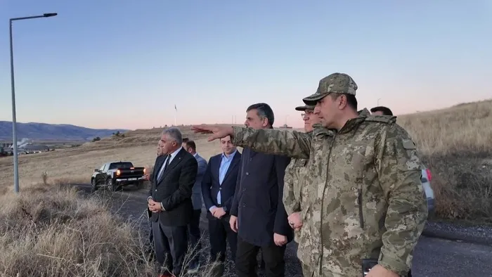 Erzurum Valisi Mustafa Çiftçi ve jandarma inceleme (Foto: İHA)