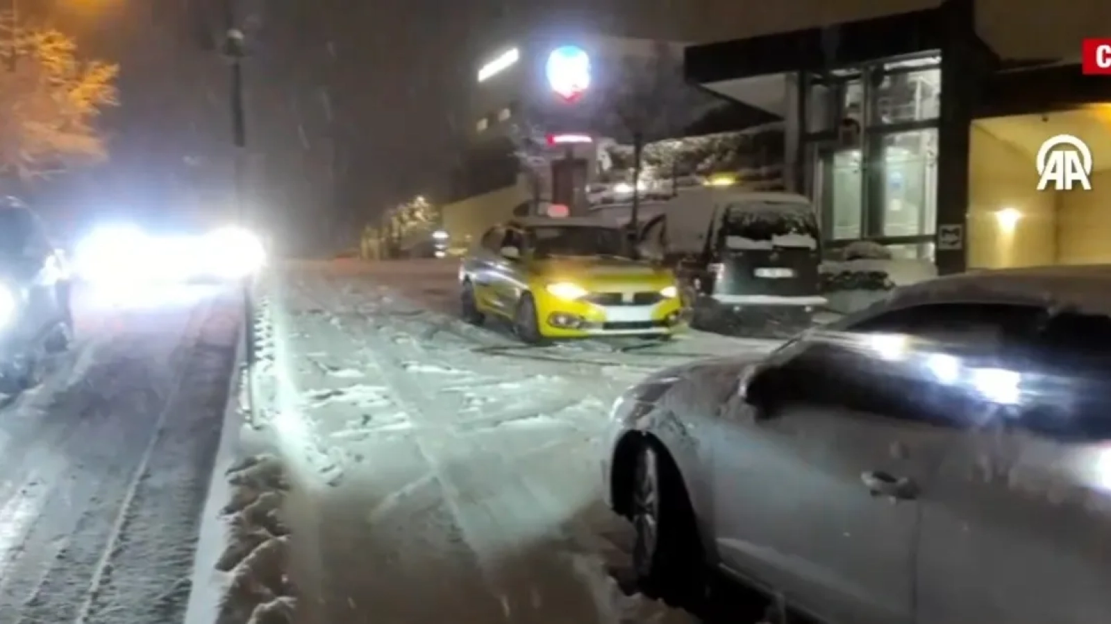 1200x627-istanbulda-yogun-kar-yagisi-ana-yollar-beyaza-burundu-araclar-yolda-kaldi-1767223078134