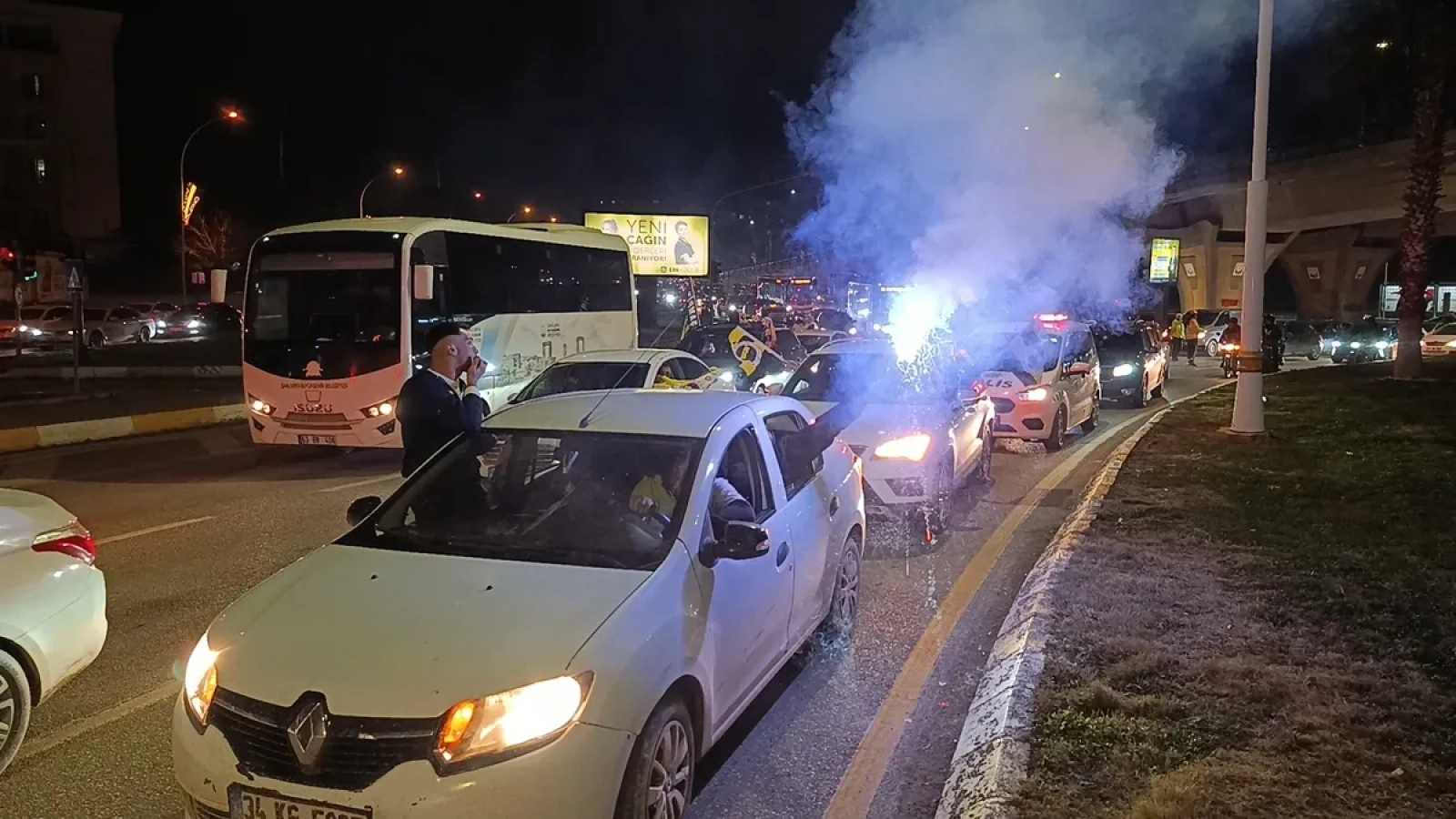 1200x675-12-yil-sonra-mutlu-son-sampiyonluk-coskusu-sokaklara-tasti-vatandaslar-super-kupa-zaferini-kutladi-1768077199091