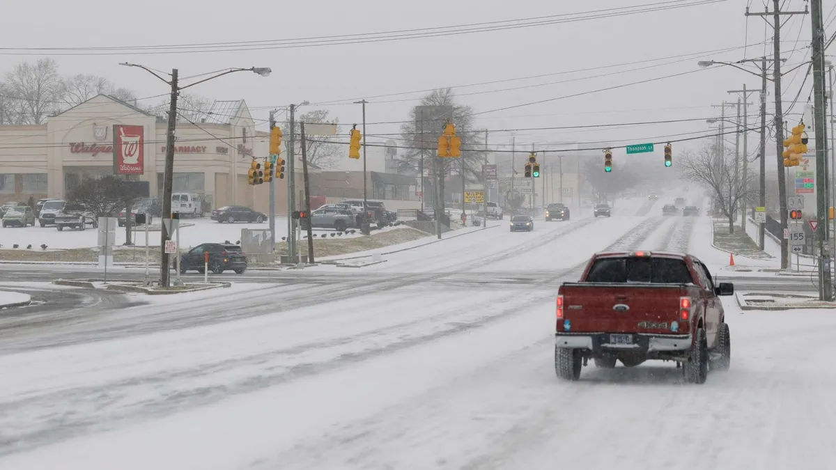 ABD’yi vuran fırtına 230 bin kişiyi elektriksiz bıraktı, binlerce uçuş iptal edildi