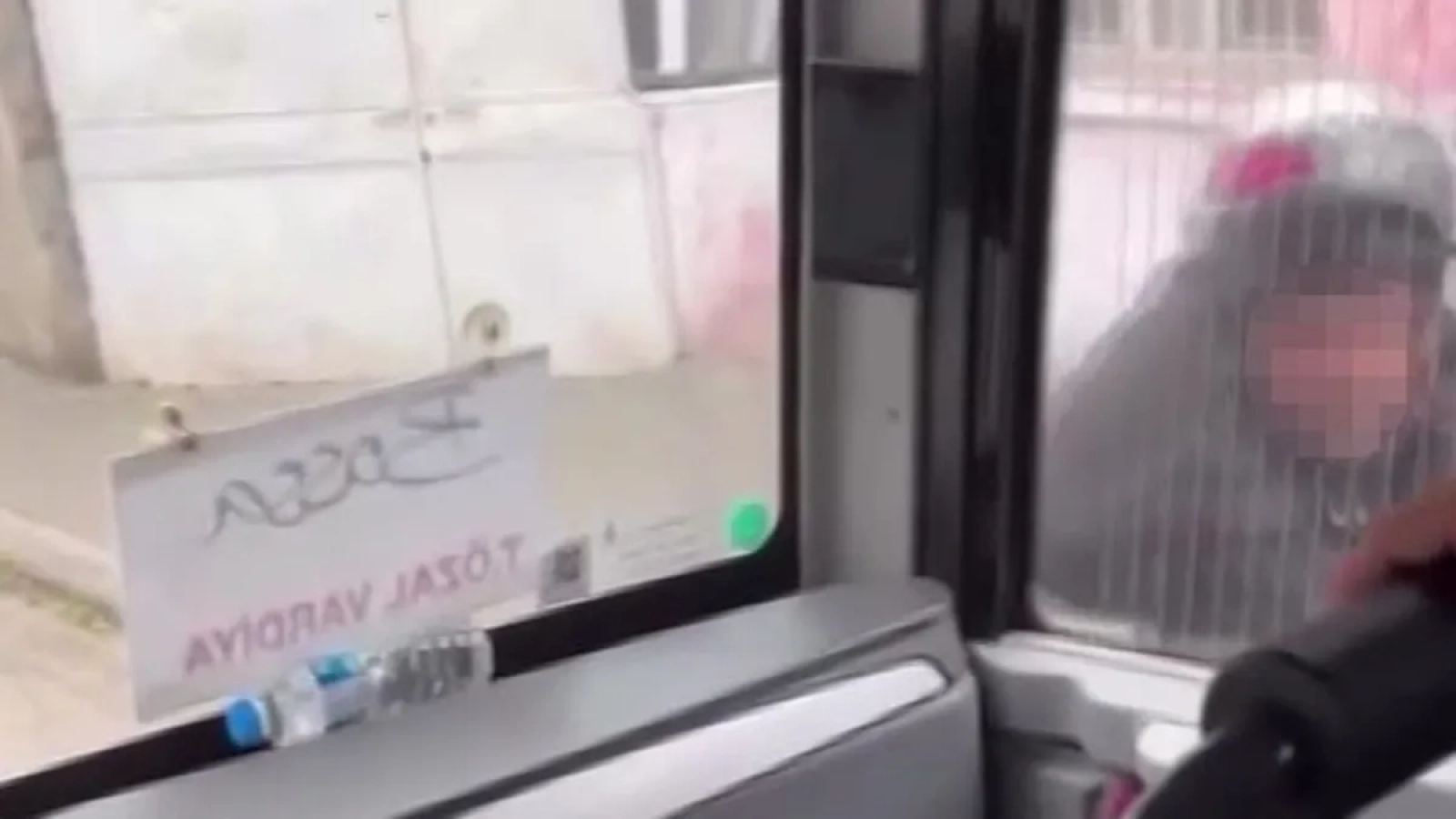 1200x675-adanada-trafik-magandaligi-motosikletli-surucu-kaskla-cami-parcaladi-1769275257979