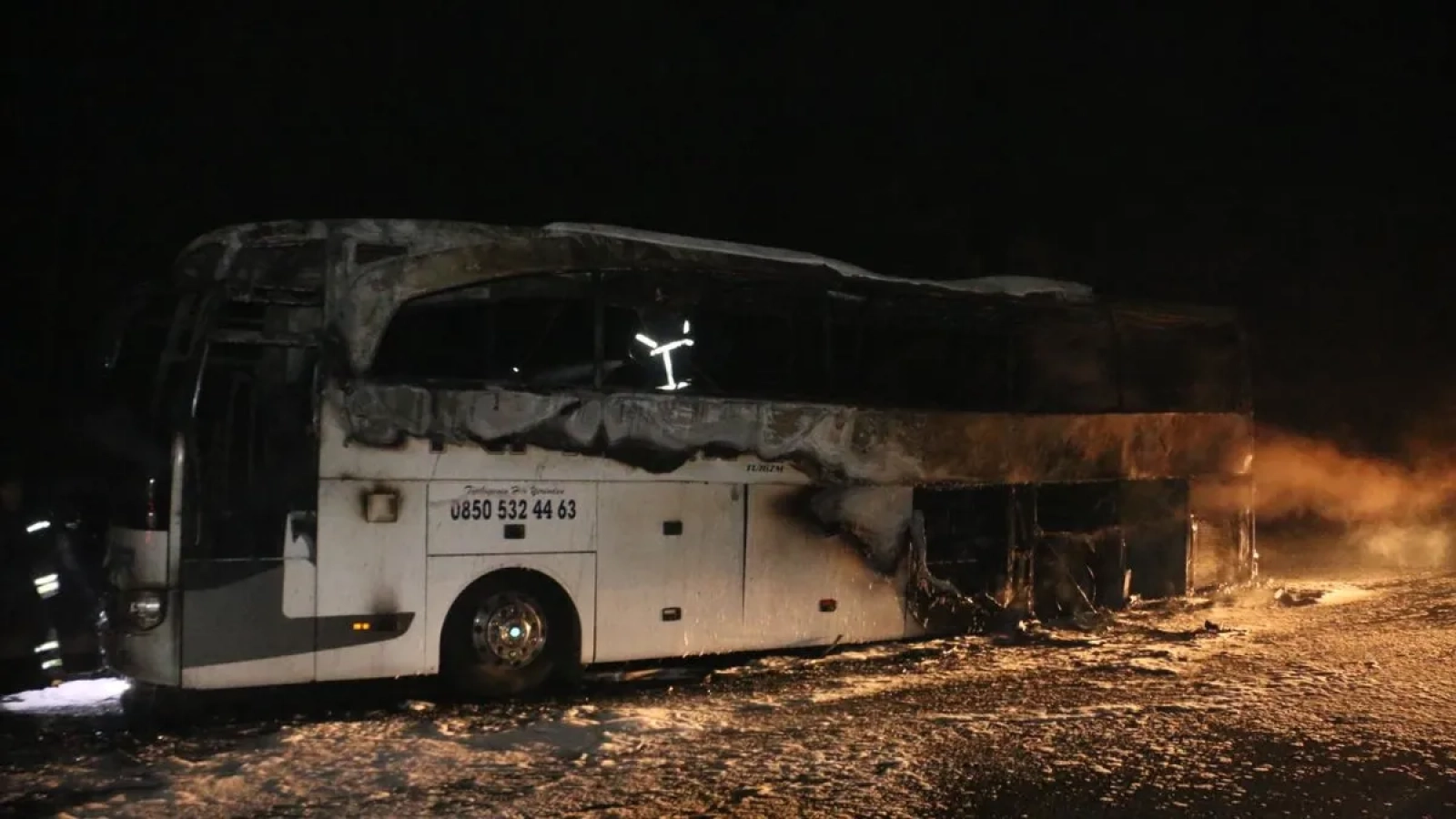 1200x675-adanada-yangin-cikan-otobus-kullanilamaz-hale-geldi-1767548153518