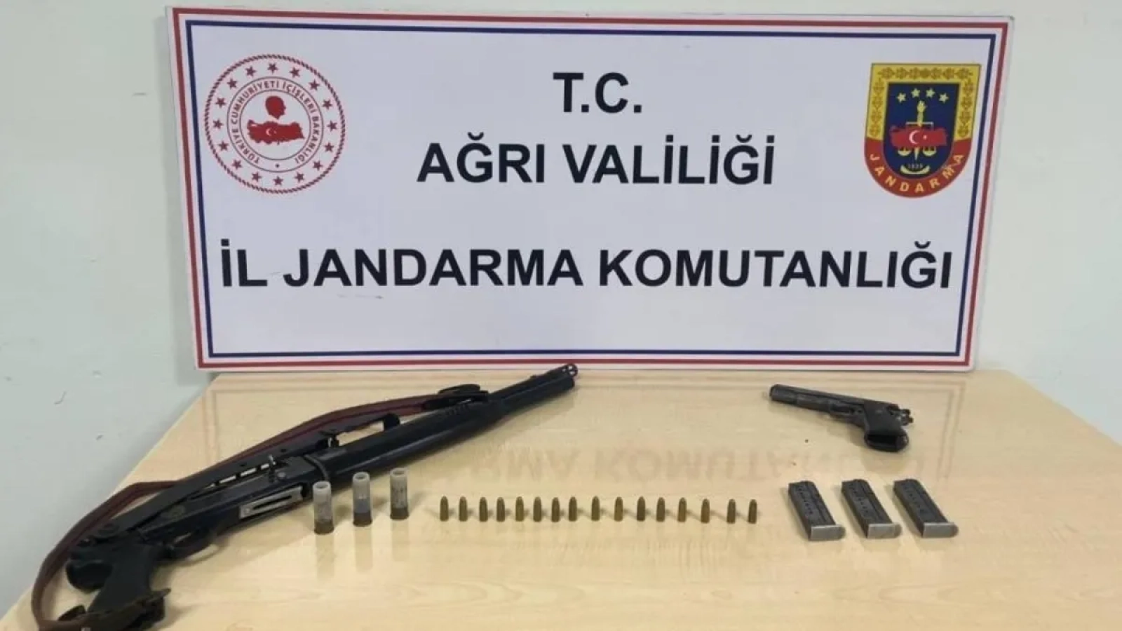 1200x675-agrida-bir-eve-operasyon-ruhsatsiz-silah-ve-cok-sayida-fisek-ele-gecirildi-1767213743485