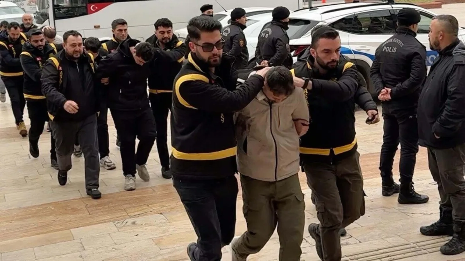 1200x675-akraba-pazarcilarin-silahli-kavgasi-5-kisi-tutuklandi-1769008226236