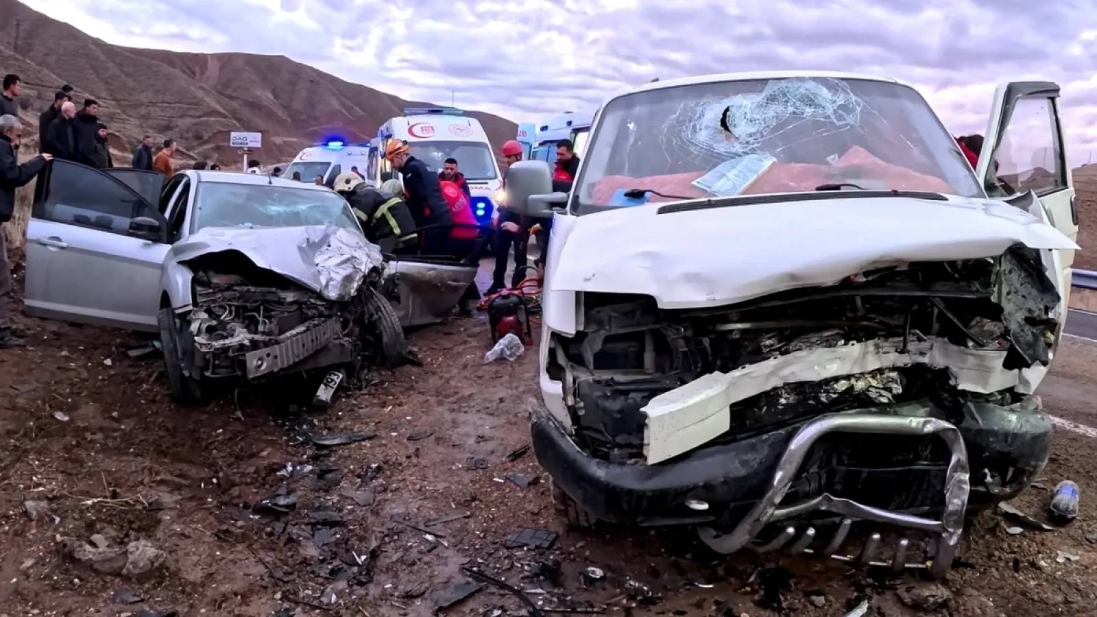 1200x675-aksarayda-facia-gibi-kaza-minibus-ile-otomobil-kafa-kafaya-carpisti-6-yarali-1768075600120