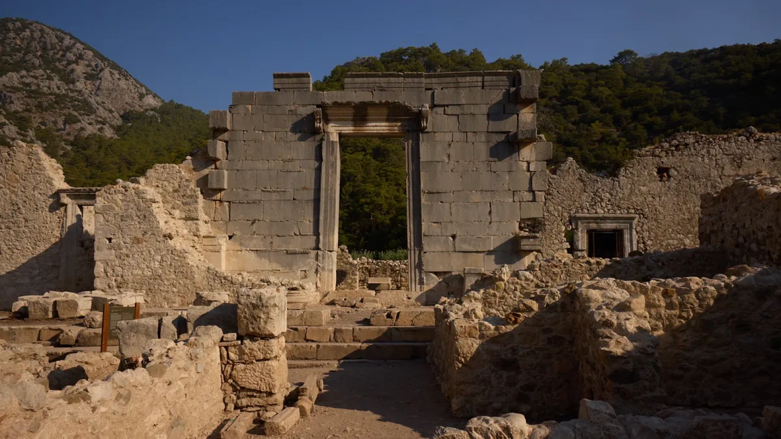 1200x675-antalya-kultur-turizminde-rekor-yil-muze-ve-oren-yerlerinde-2025te-325-milyon-ziyaretci-1768550456636