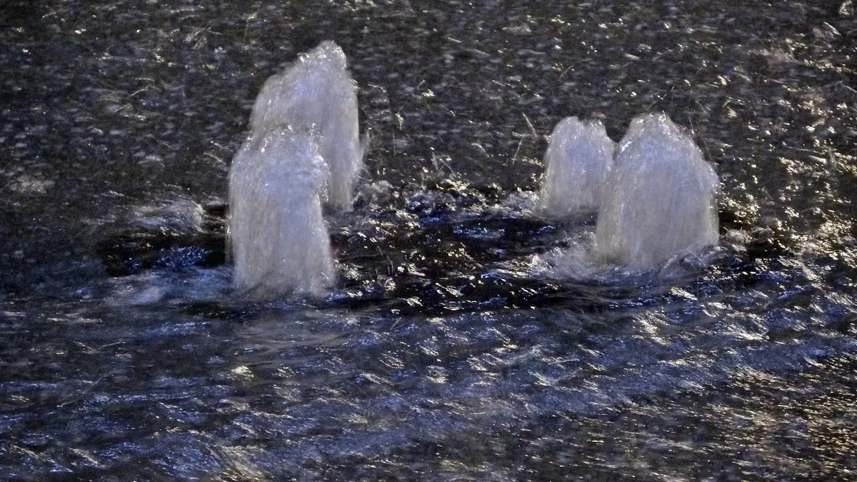Antalya’da sağanak etkili oldu! Rögarlar taştı yollar göle döndü