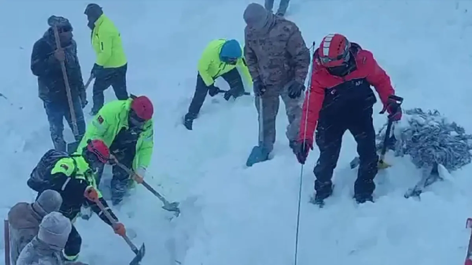 1200x675-artvinde-1-kisinin-oldugu-cigda-kar-altinda-kalan-2-coban-araniyor-1767253987932