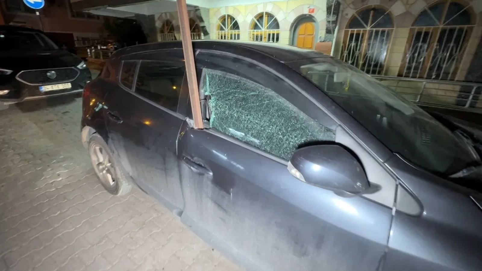 1200x675-avcilarda-yurekleri-agza-getiren-olay-5-katli-binanin-catisindan-dusen-demir-otomobile-saplandi-1767386874873