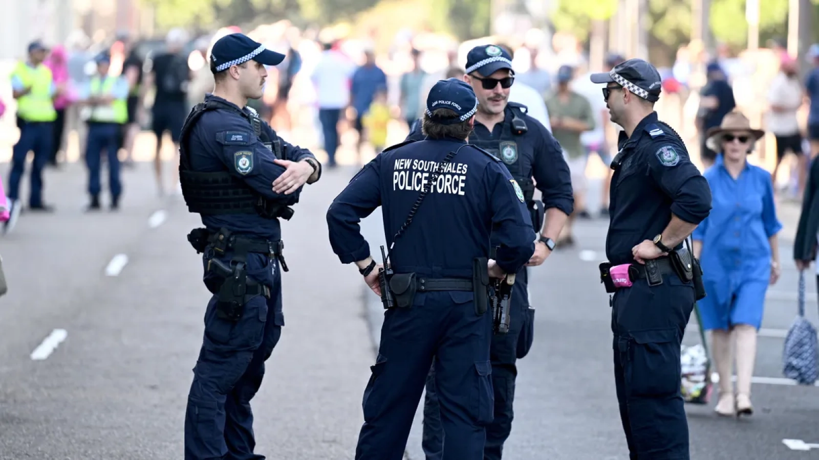 1200x675-avustralyada-silahli-saldiri-3-kisi-hayatini-kaybetti-1769071318808