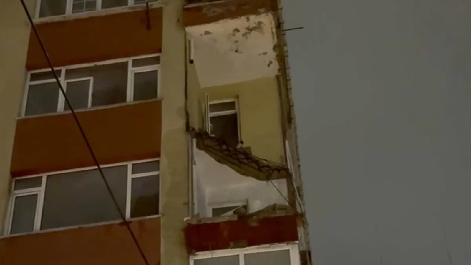 1200x675-bahcelievlerde-facianin-esiginden-donuldu-altin-katili-binanin-2-balkonu-coktu-1768088502843-1