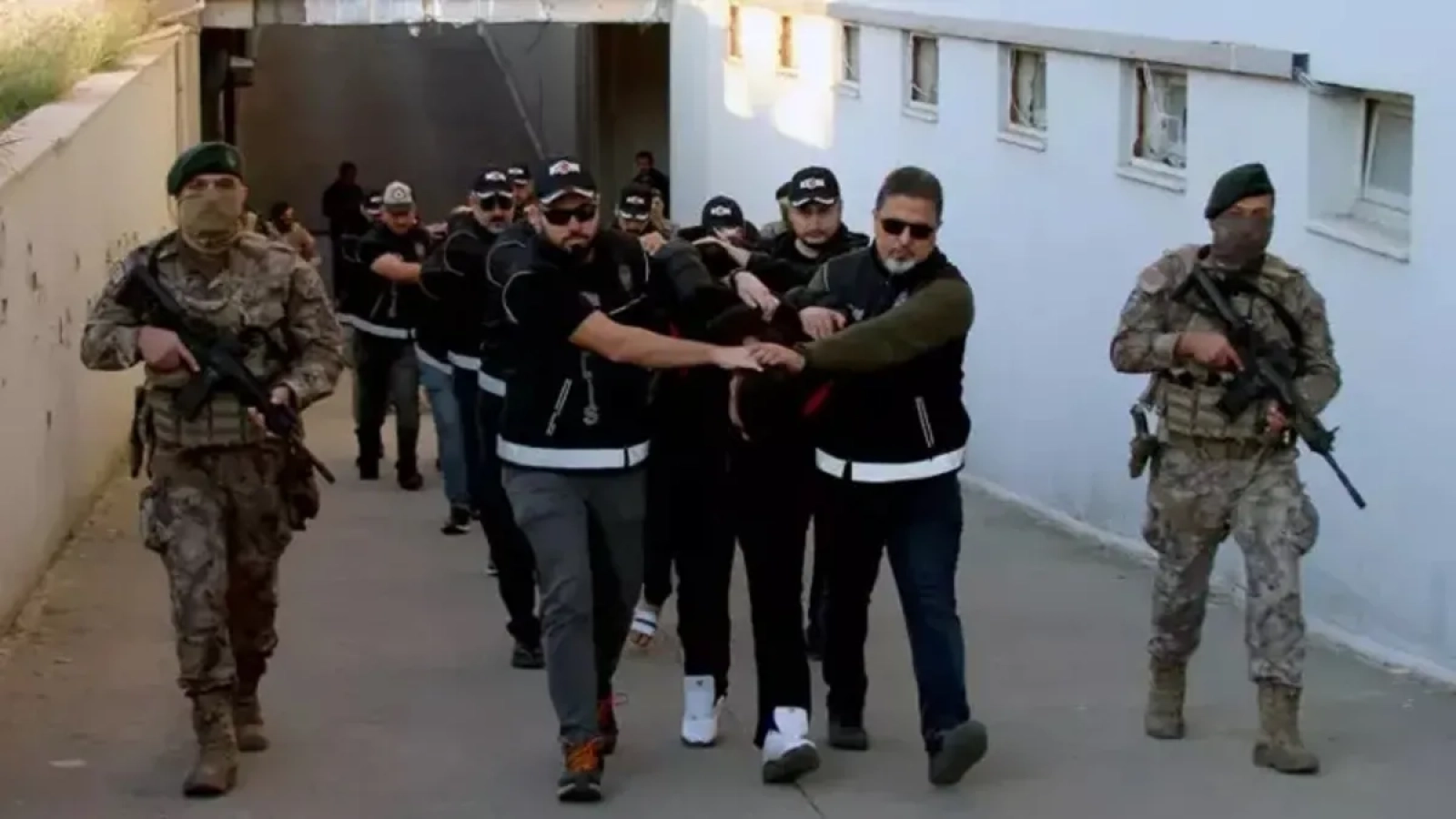 1200x675-bakan-yerlikaya-detaylari-duyurdu-baygara-suc-orgutune-operasyon-1769241369945